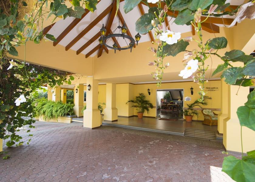 Alajuela Escazu Entrance