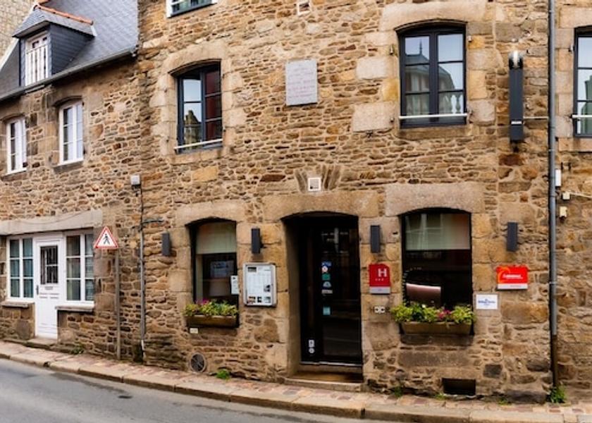 Brittany Dinan Facade