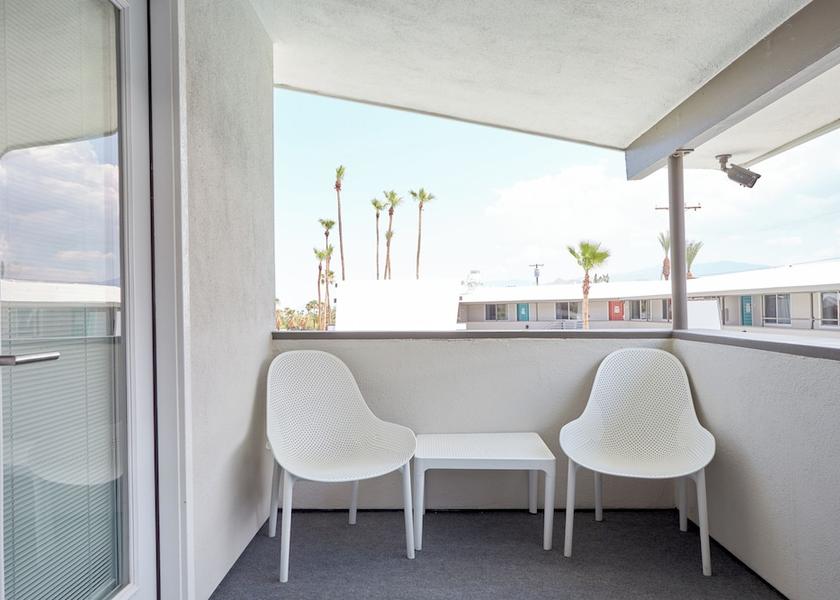 California Palm Springs Terrace/patio