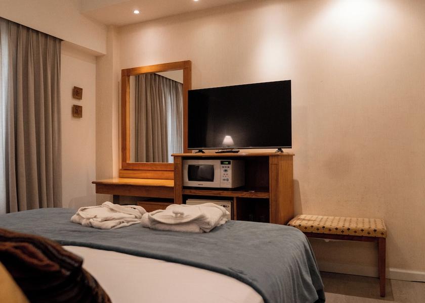Colon Colon Room