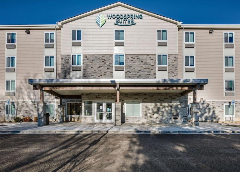 Illinois Gurnee Exterior Detail