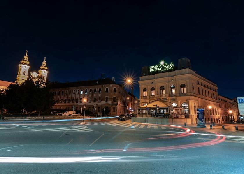  Nitra Exterior Detail