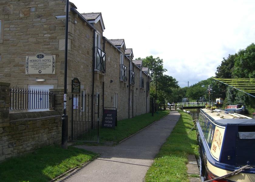 England Skipton Exterior Detail