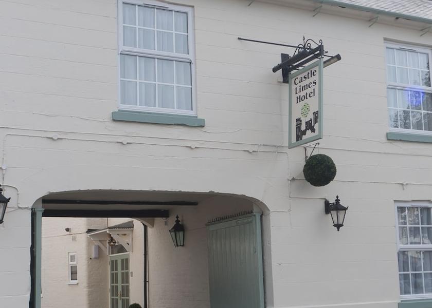 England Warwick Facade