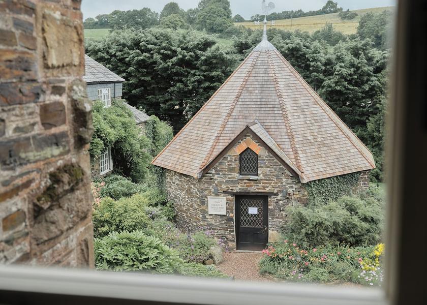 England Lifton Exterior Detail