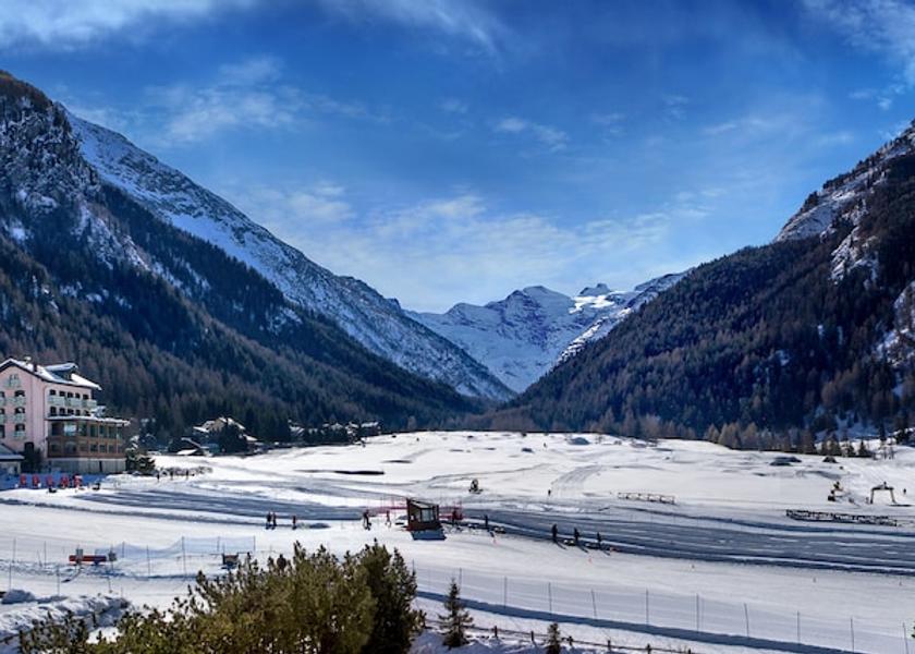 Valle d'Aosta Cogne Snowshoeing