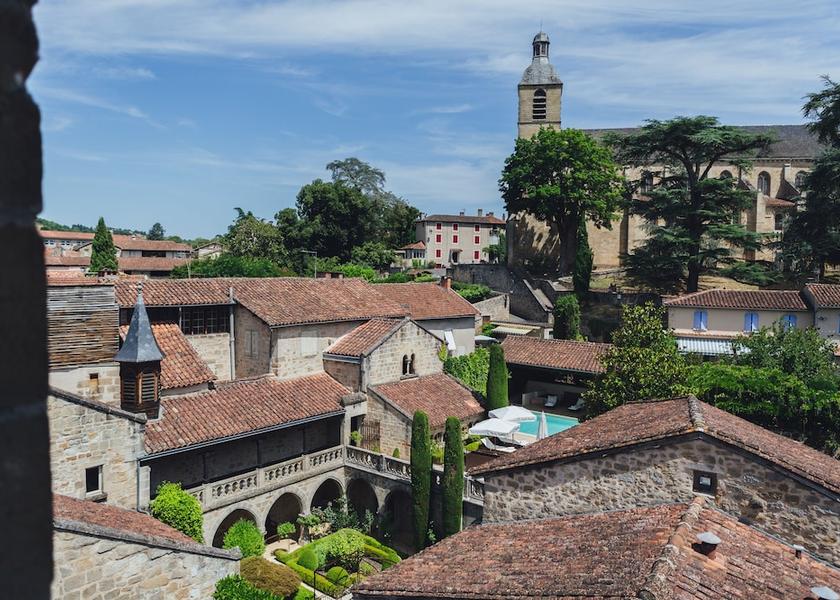 Occitanie Figeac Courtyard view