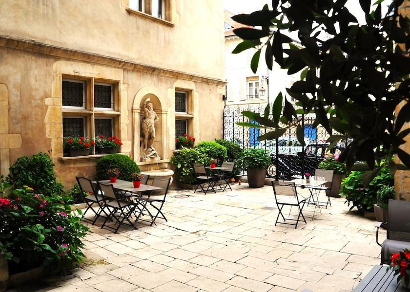 Grand Est Nancy Courtyard View