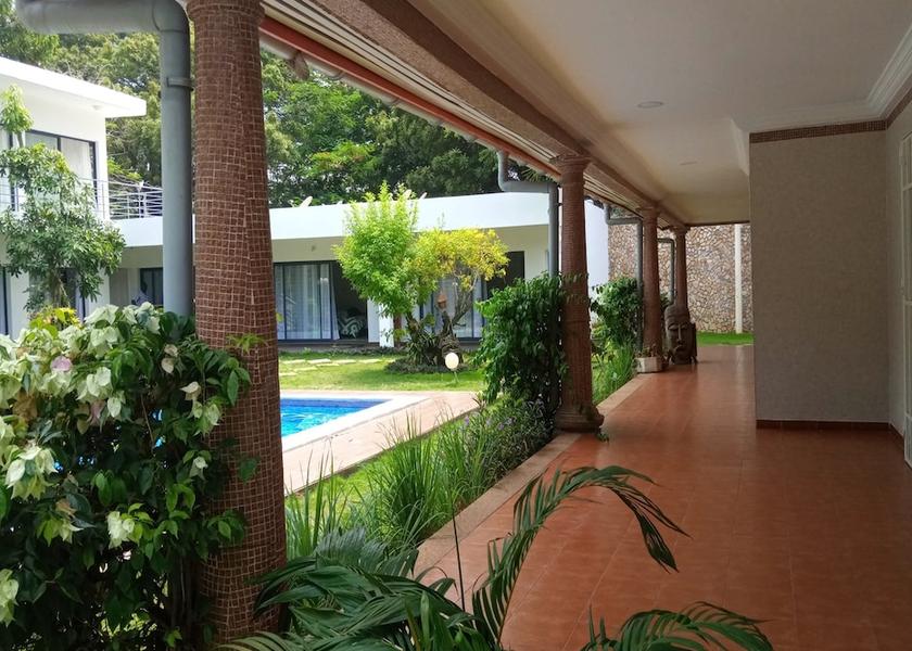  Abidjan Exterior Detail