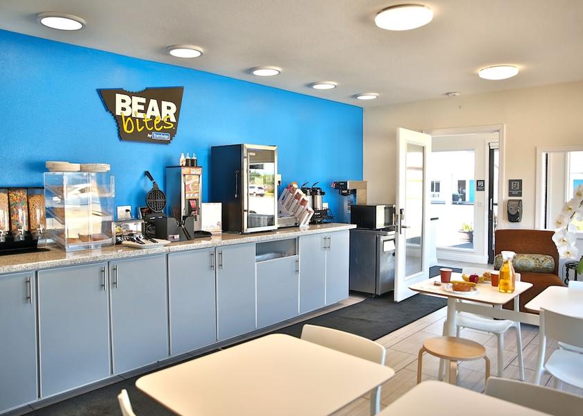 California Crescent City Breakfast Area