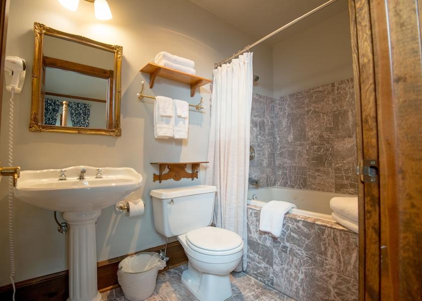 Wisconsin Sturgeon Bay Bathroom