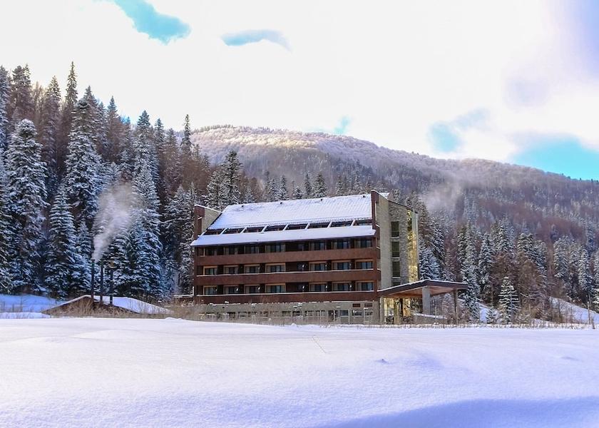  Azuga Exterior Detail