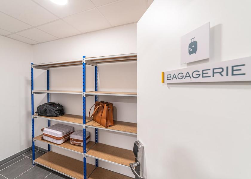 Auvergne-Rhone-Alpes Clermont-Ferrand Interior Entrance