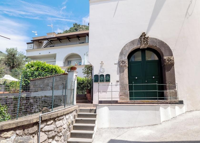 Campania Meta Facade