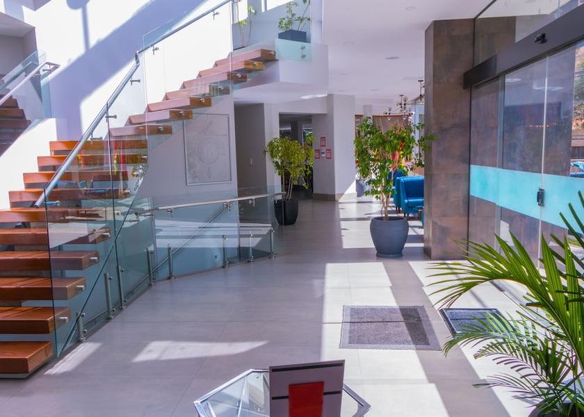 La Paz La Paz Reception