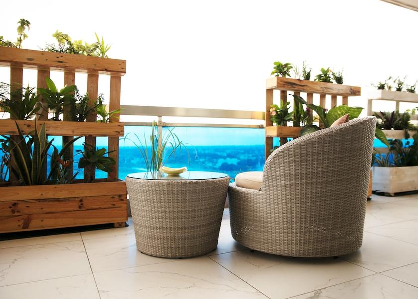  Abidjan Exterior Detail