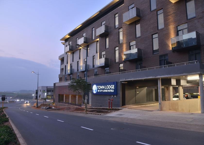 KwaZulu-Natal uMhlanga Front of property - evening/night