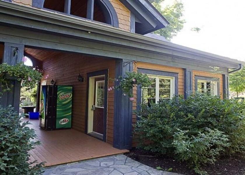 Quebec Mont-Tremblant Pool