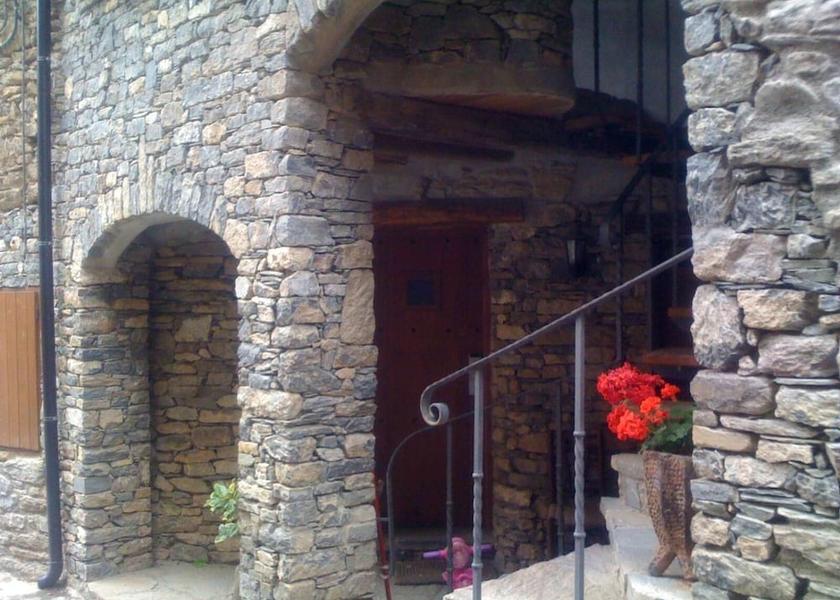 Catalonia Sort Exterior Detail