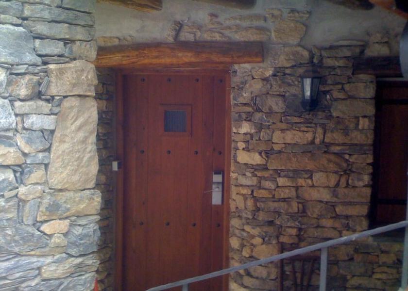 Catalonia Sort Interior Entrance