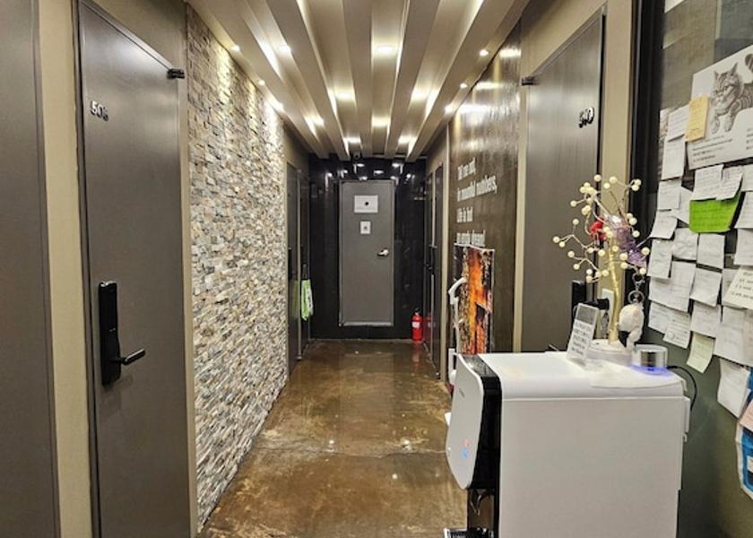  Seoul Hallway