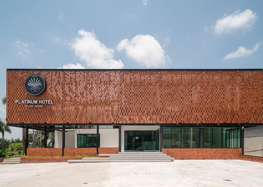 Chonburi pluak daeng Facade