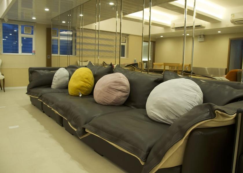  Kowloon Lobby sitting area