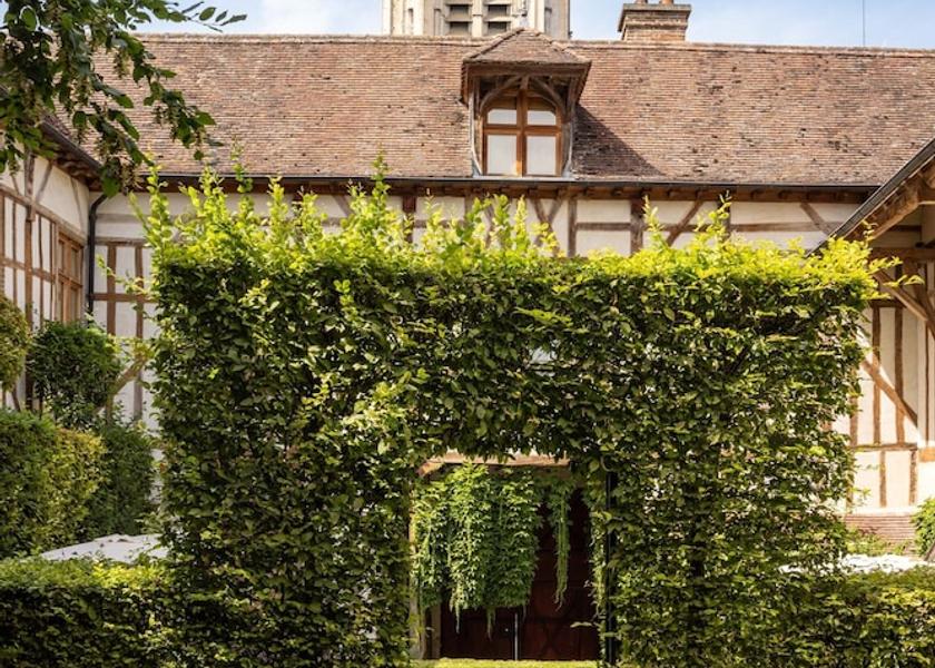 Grand Est Troyes Exterior Detail
