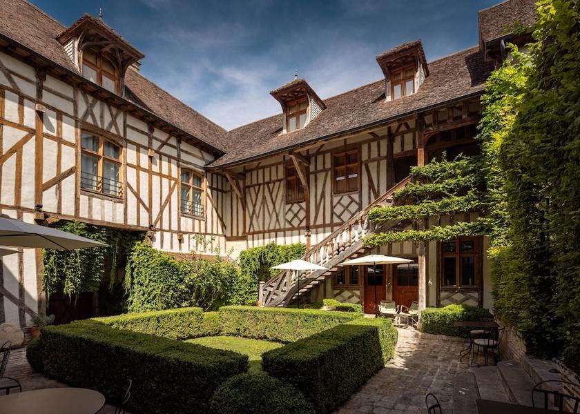 Grand Est Troyes Exterior Detail