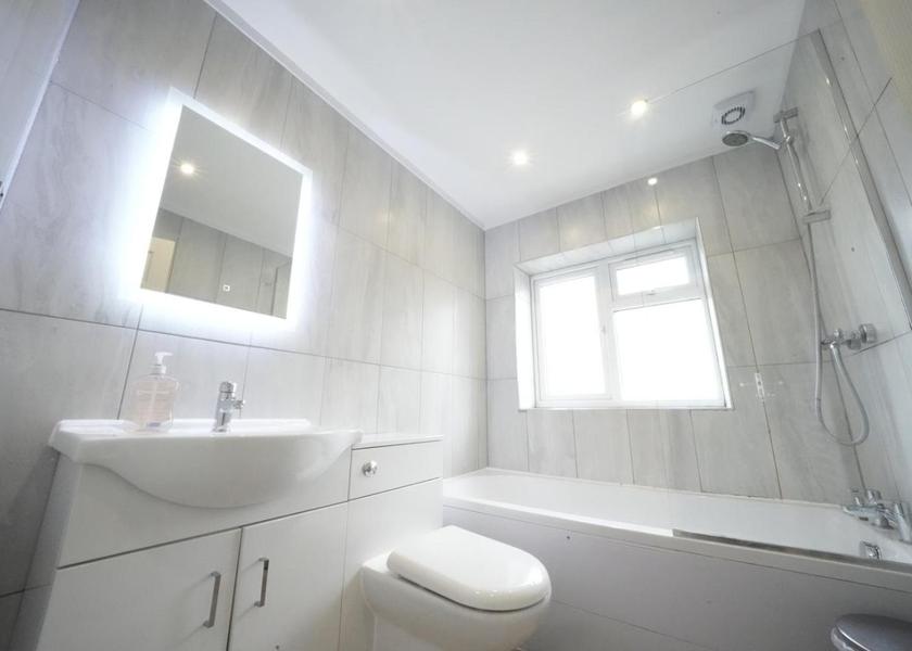 England Feltham Triple Room with Private Bathroom