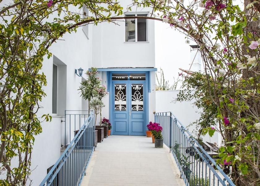 Aydin Kuşadası Front of property
