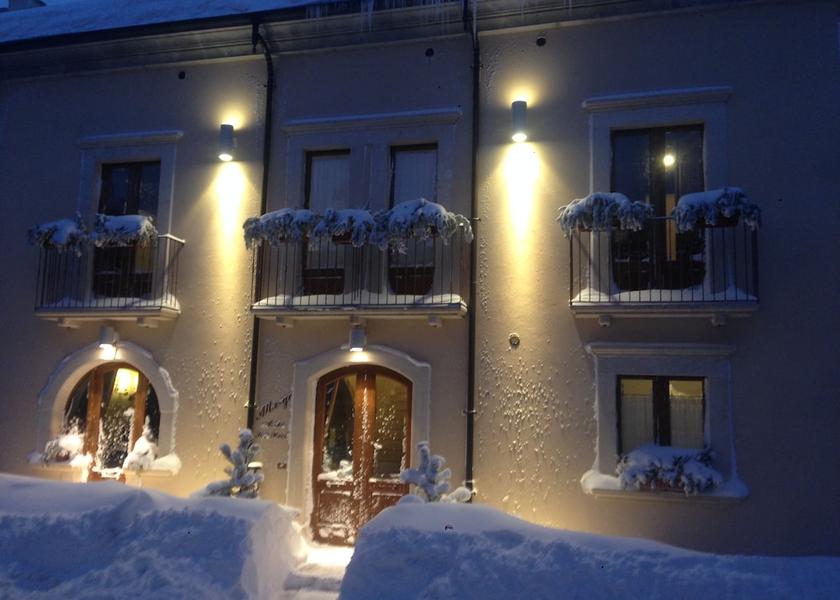 Abruzzo Pescocostanzo Entrance