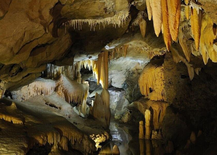 Victoria Lakes Entrance Spelunking/cave exploring