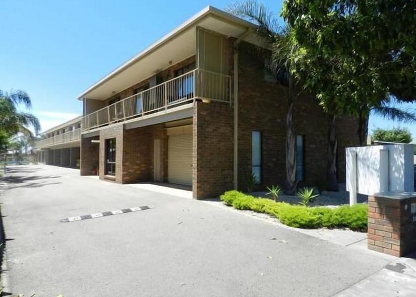 Victoria Lakes Entrance Front of property