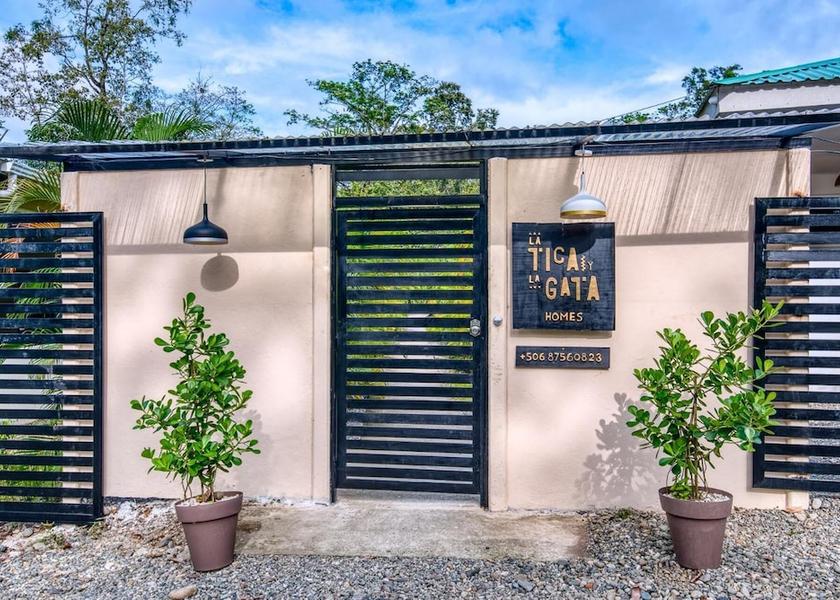 Limon Puerto Viejo de Talamanca Exterior Detail