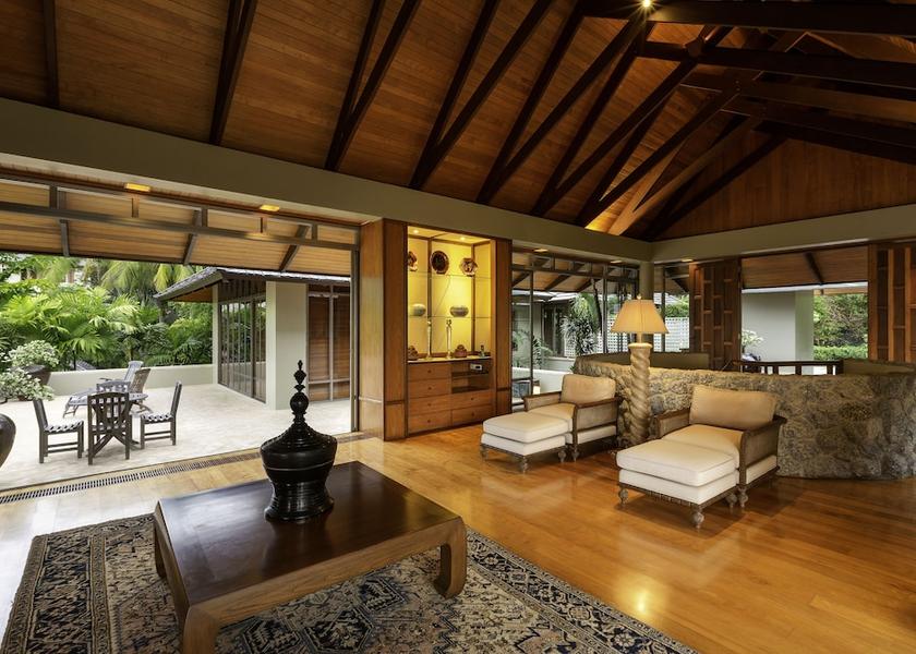 Phuket Si Sunthon Interior Entrance