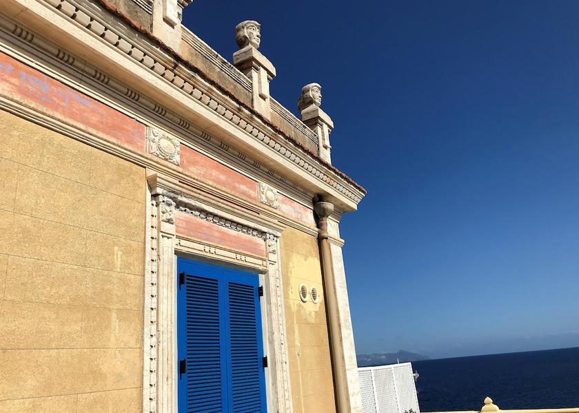 Sicily Leni Exterior Detail