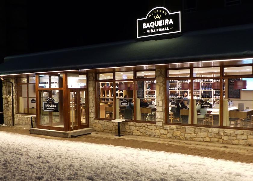 Catalonia Naut Aran Bar (on property)