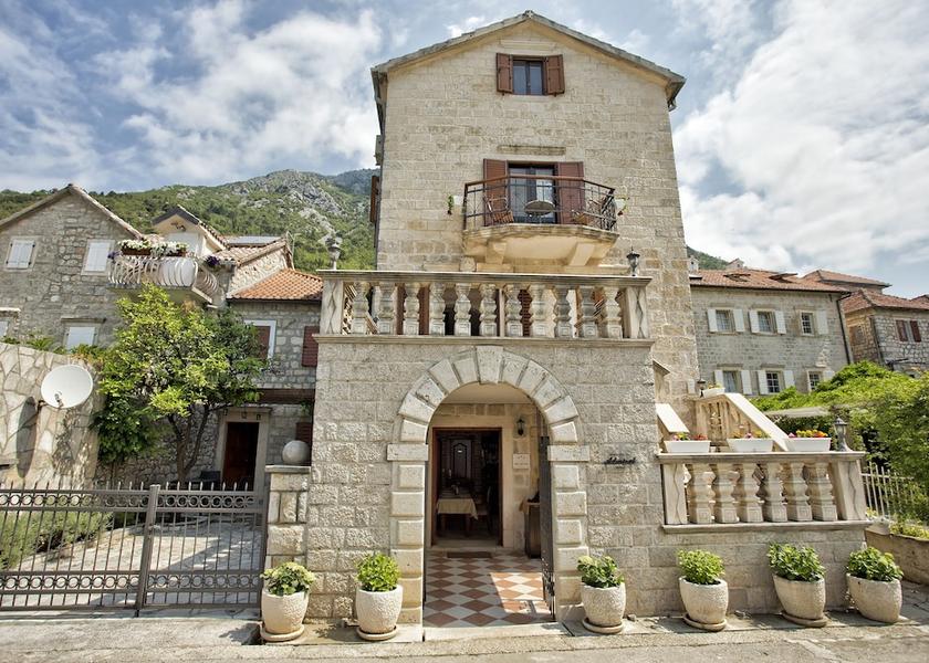  Perast Facade