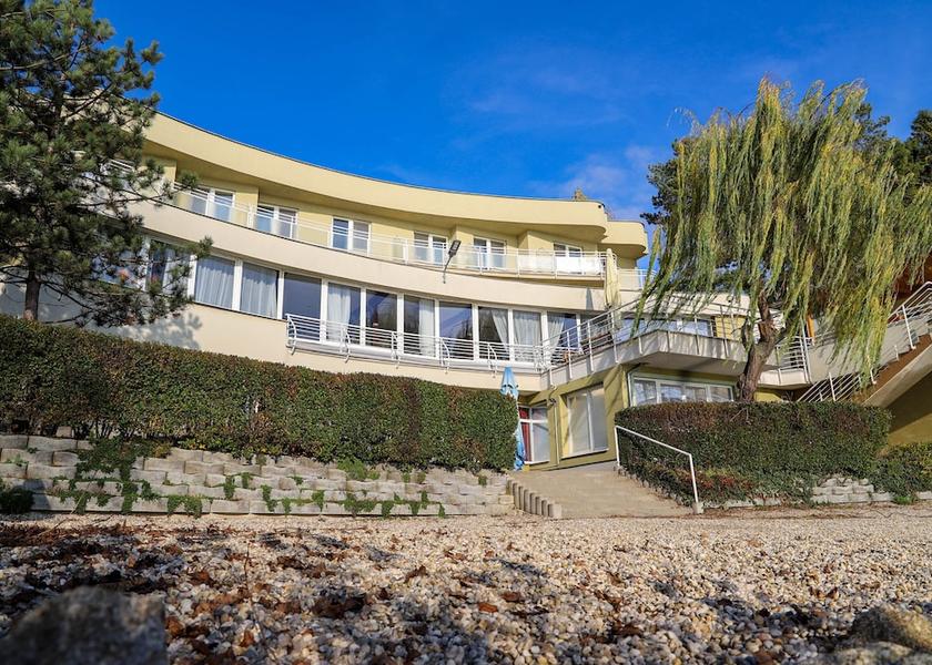  Senec Exterior Detail