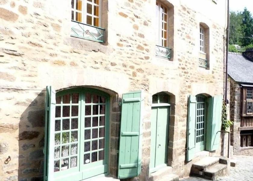 Brittany Dinan Entrance