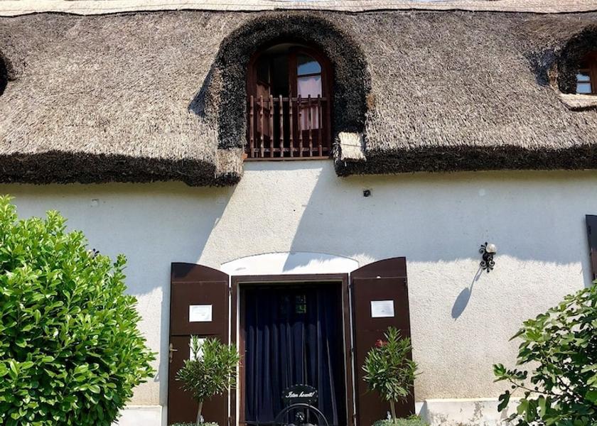  Tihany Interior Entrance