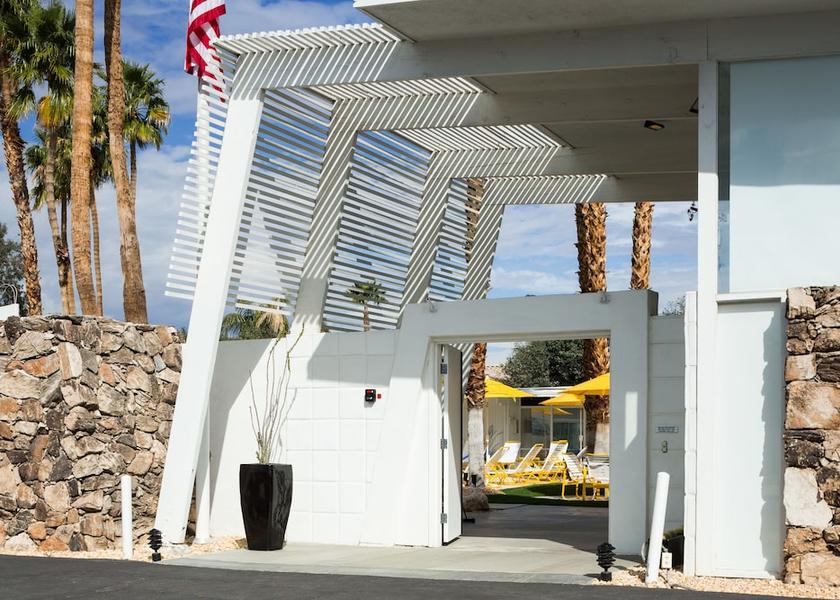 California Palm Springs Entrance
