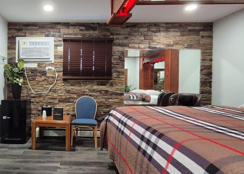 Illinois Des Plaines Room