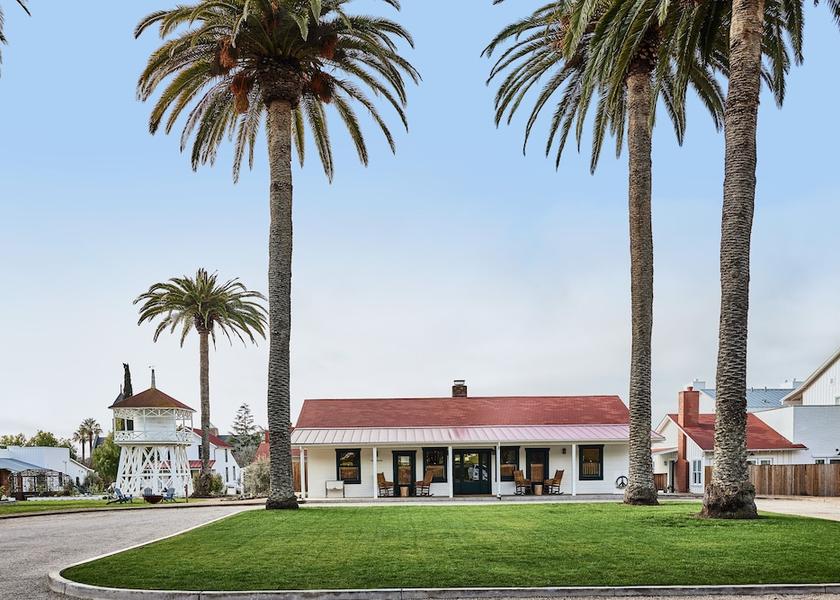 California Los Olivos Front of property