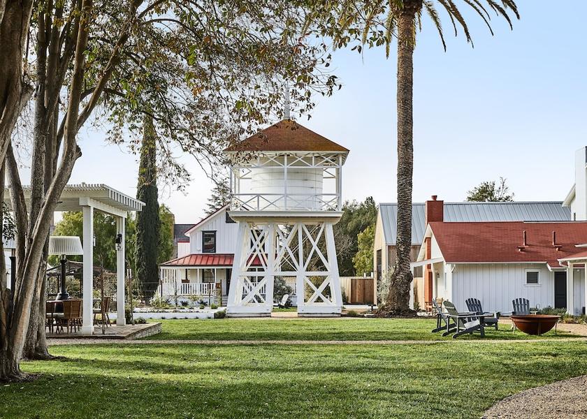 California Los Olivos Courtyard