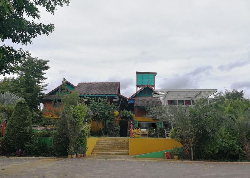 Ratchaburi Suan Phueng Exterior Detail