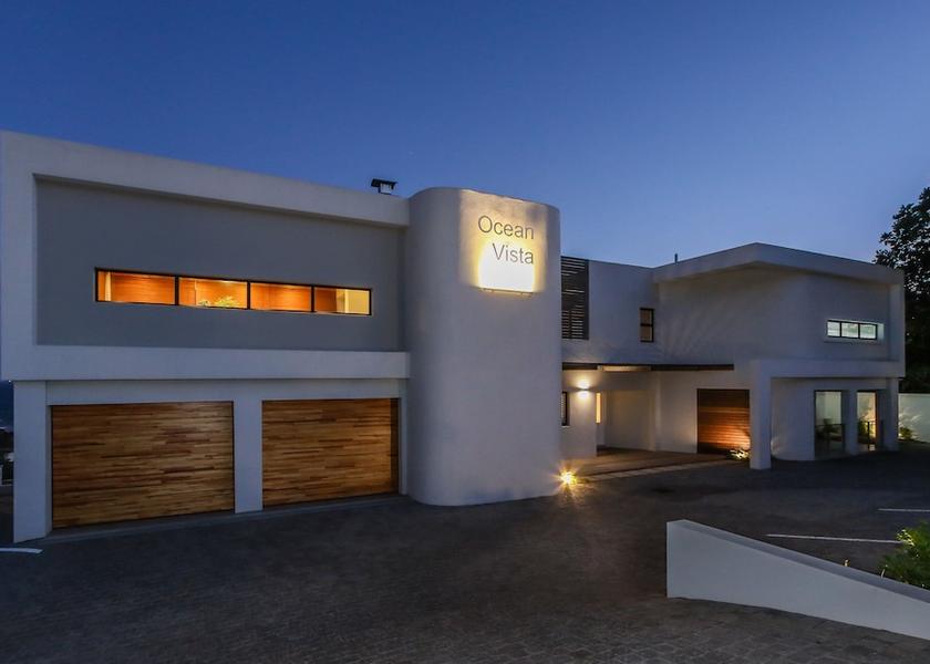 KwaZulu-Natal uMhlanga Front of property - evening/night