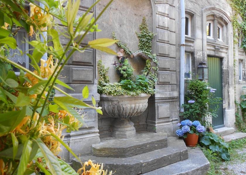 Provence-Alpes-Côte d'Azur Avignon Courtyard view