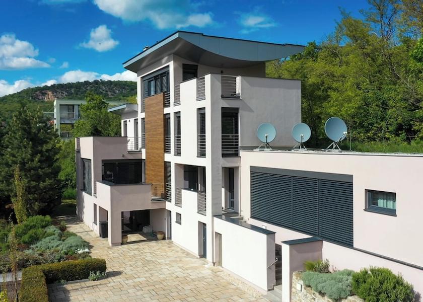  Nitra Exterior Detail